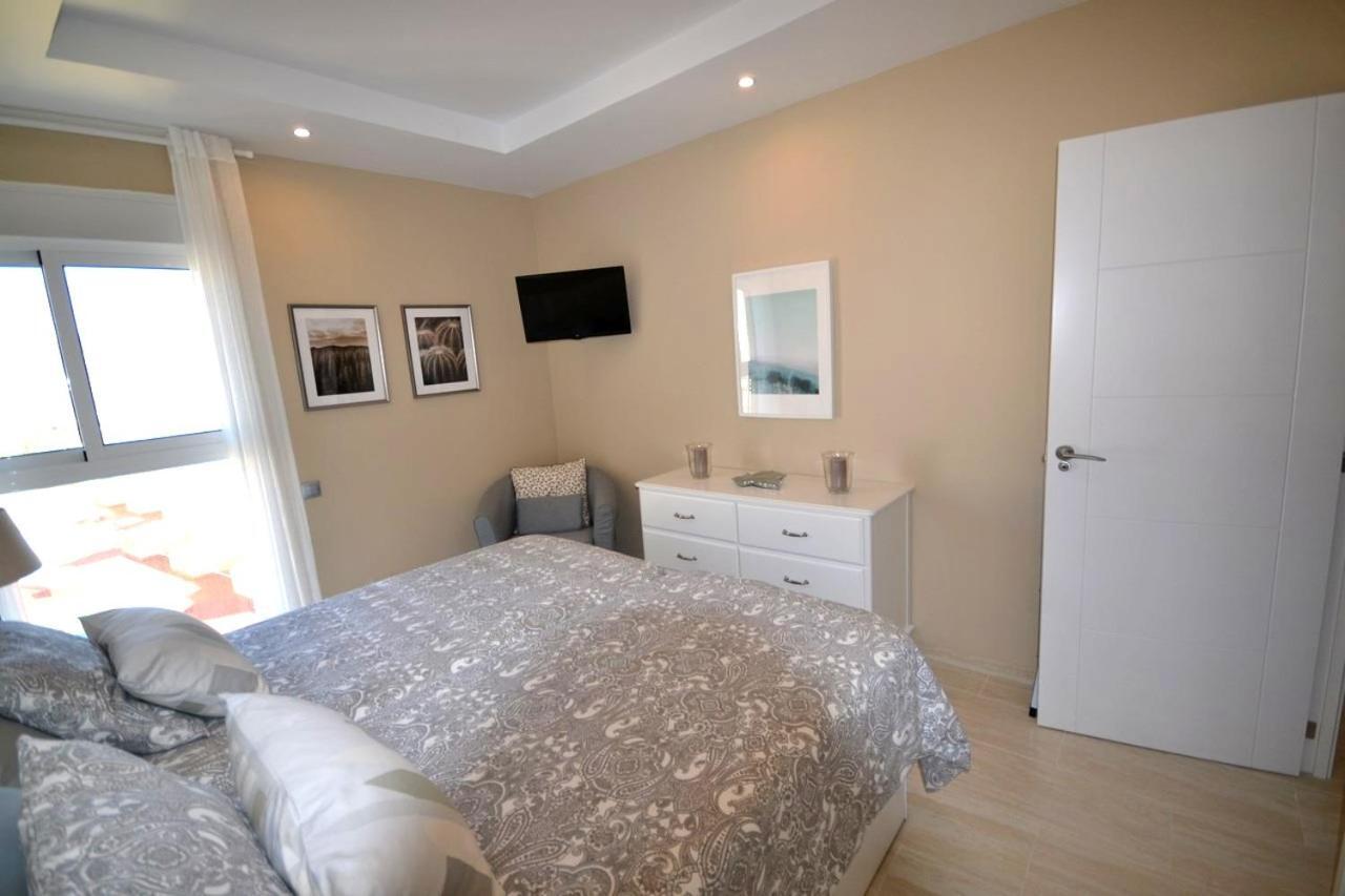 Fuengirola. Bonito Apartamento En Paseo Maritimo. Espectaculares Vistas Al Mar. Primera Linea Exterior photo